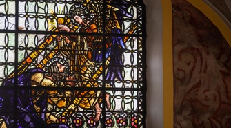 Sforsował zamek kaplicy i wyniósł wartościowe przedmioty. Pół roku za kratkami go nie nauczyło. Teraz pójdzie na dłużej