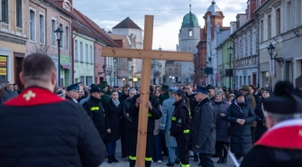 Droga Krzyżowa ulicami Wschowy. „Krzyż to znak miłości, nie pogardy” [ZDJĘCIA]