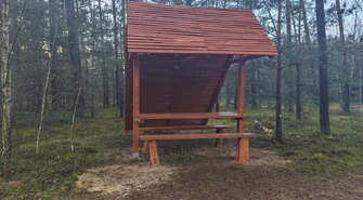 Postawili ją dla rowerzystów i turystów. Kilka miesięcy później zniknęła bez śladu. Leśnicy nie kryją rozgoryczenia