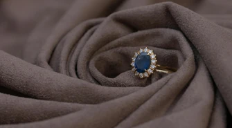  Prezent z przesłaniem: Co oznacza noszenie pierścionka z szafirem i komu warto go podarować?
