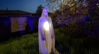 Po zmroku w Lapidarium Rzeźby Nagrobnej. Uczniowie SP1 odegrali „Słowiańskie Dziady”