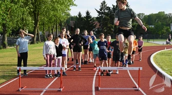 Sekcja lekkoatletyczna już po pierwszych zajęciach. Treningi na stadionie w Sławie prowadzi Gabriel Dziełakowski