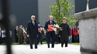 Harcerze, uczniowie i władze gminy przy pomniku. Sława w rocznicę zakończenia II wojny światowej 
