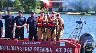 Zawyły syreny i zapłonęły race. Pożegnali mł. asp. Grzegorza Juszczaka