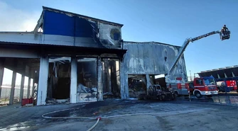 Pożar zakładu w Ciepielówku. Niebezpieczne odpady, 70 strażaków