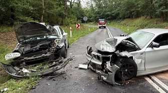 BMW zderzyło się czołowo z golfem pod Starym Strączem. Droga zamknięta