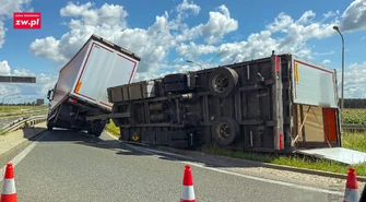 Na zjeździe z S5 przewróciła się przyczepa. 54-latek jechał za szybko