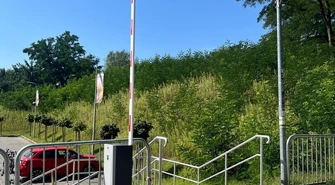 Co słychać w Lginiu? Przy plaży stanął nowy szlaban, zadbano również o boisko do plażówki