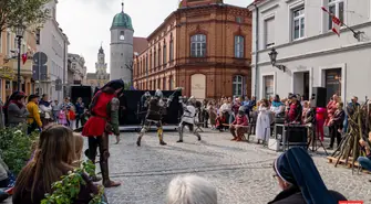 Wschowa. „Proces o czary” na deptaku przyciągnął uwagę kilkuset osób [WIDEO]