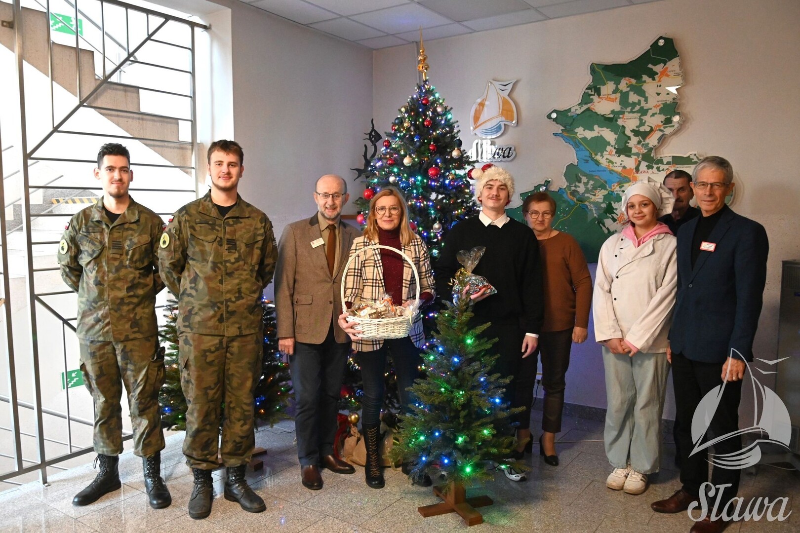 Młodzież ze świątecznymi życzeniami Młodzież ze świątecznymi życzeniami