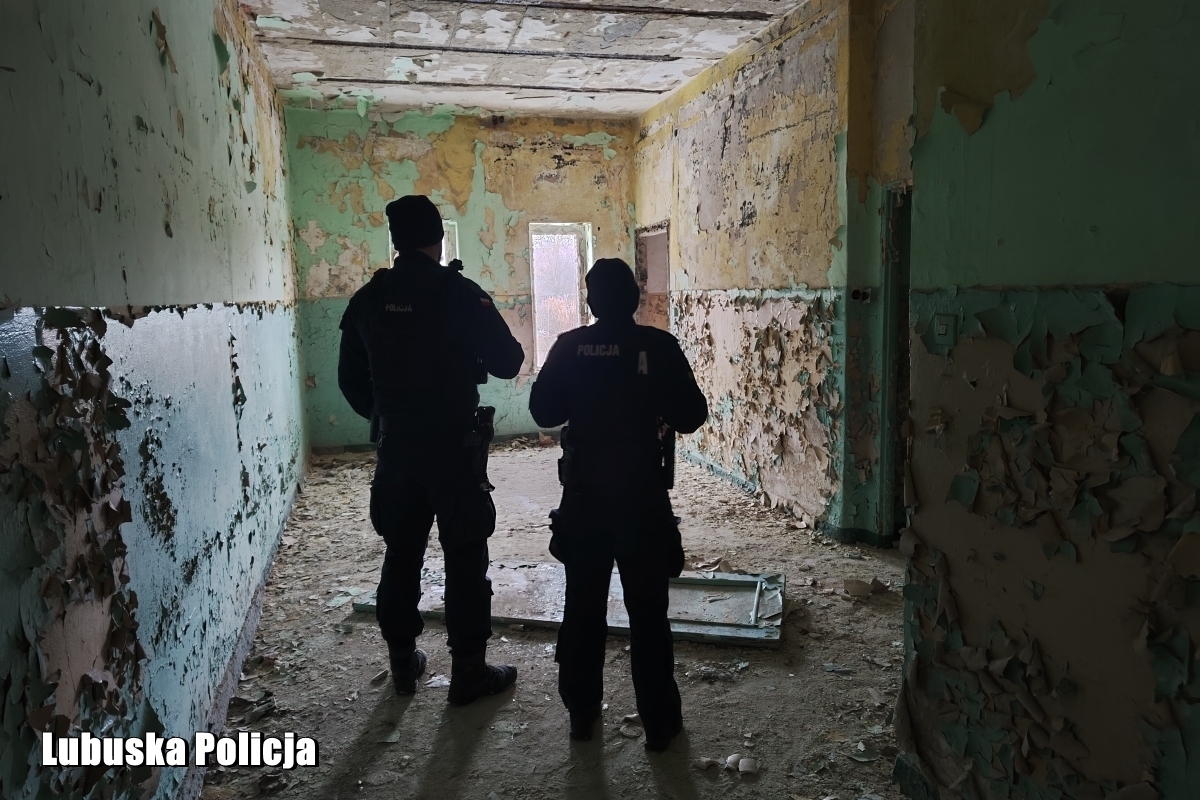 Policjanci ze Wschowy sprawdzający pustostany Policjanci ze Wschowy sprawdzający pustostany