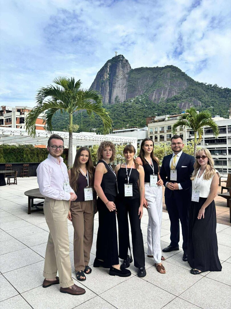 Studenci Wydział Prawa, Administracji i Ekonomii Uniwersytetu Wrocławskiego. Martyna Gil na fotografii trzecia od lewej.