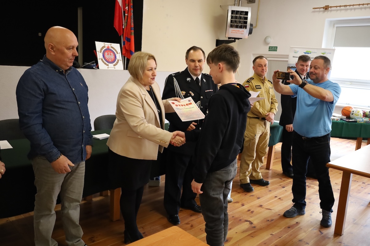 Burmistrz Jolanta Wielgus wręczająca nagrody. Foto: UMiG Szlichtyngowa