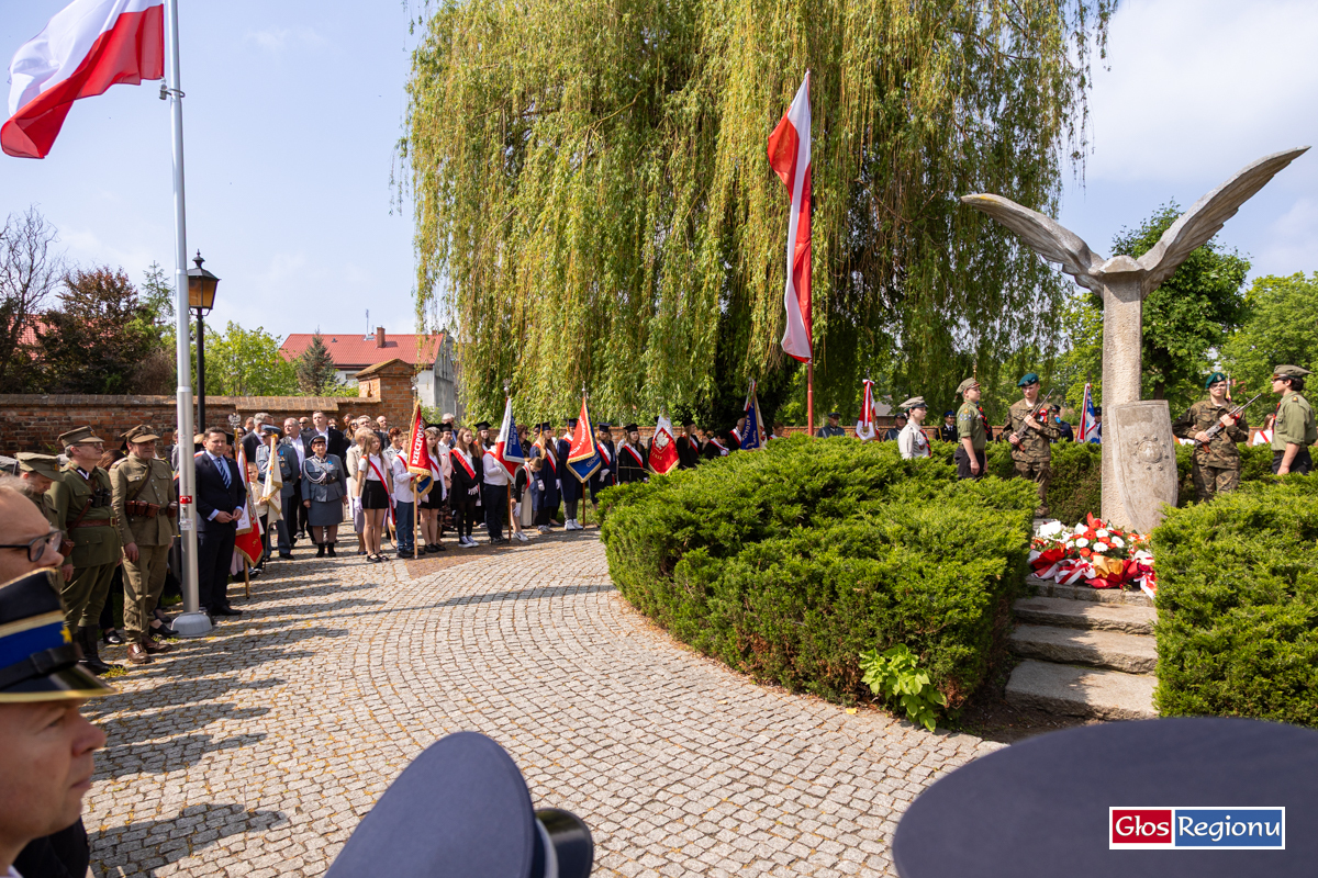 Pomnik przy ul. Łaziennej podczas jednej z uroczystości