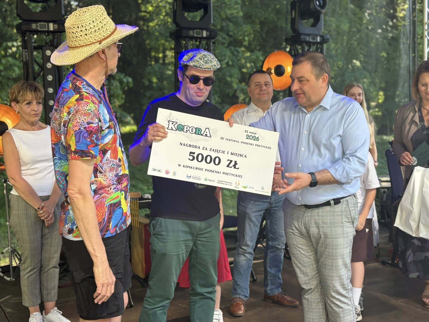 Grzegorz Potęga wręczający nagrodę zespołowi Prosty Skład z Zielonej Góry. Foto: Powiat Wschowski Grzegorz Potęga wręczający nagrodę zespołowi Prosty Skład z Zielonej Góry. Foto: Powiat Wschowski