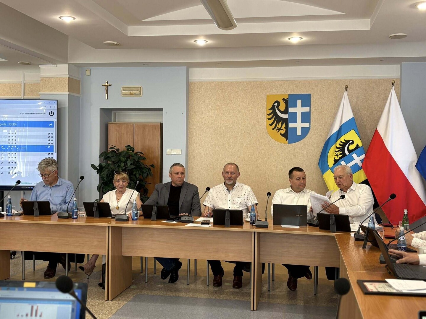 Radni Powiatu Wschowskiego podczas sesji. Krzysztof Kliber czwarty od lewej Radni Powiatu Wschowskiego podczas sesji. Krzysztof Kliber czwarty od lewej